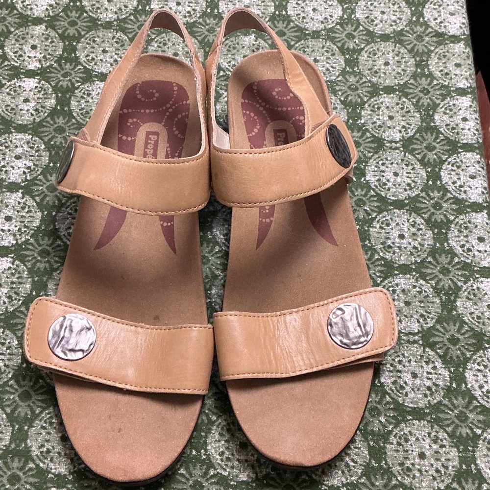Propet Tan Leather Sandals with Silver Accents Womens Sz 9.5